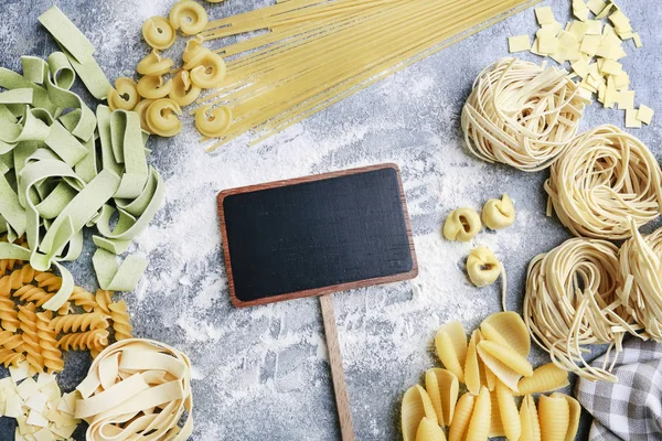 Tipos y formas mixtas de pasta italiana sobre piedra gris, fondo — Foto de Stock