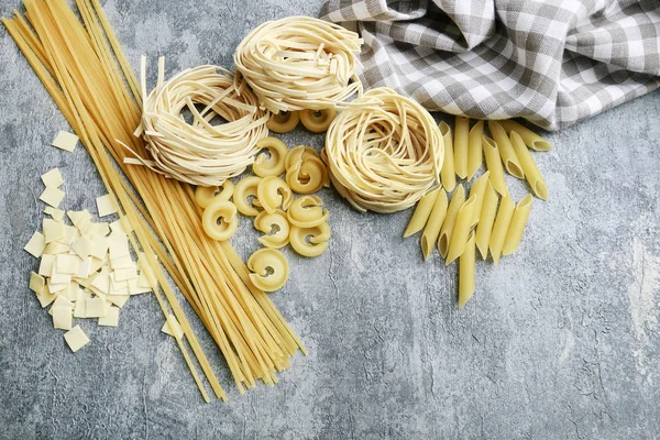 Tipos y formas mixtas de pasta italiana sobre piedra gris, fondo —  Fotos de Stock