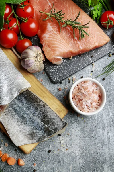 Taş arka planda çiğ balıklar ve sebzeler — Stok fotoğraf