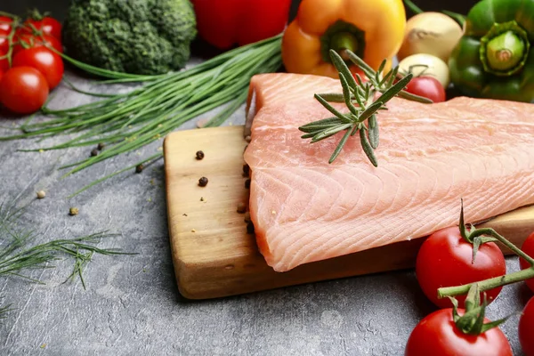 Taş arka planda çiğ balıklar ve sebzeler — Stok fotoğraf