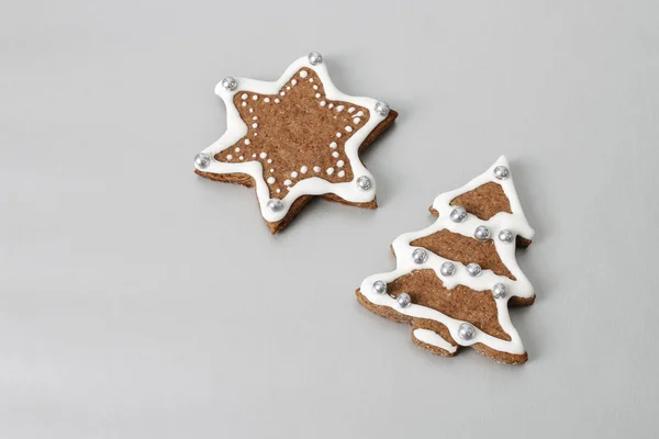 Perník vánoční stromek a jedna hvězda na stříbrném pozadí — Stock fotografie