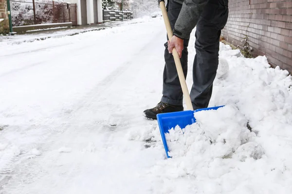 Uomo rimozione della neve dal marciapiede dopo la tempesta di neve . — Foto Stock
