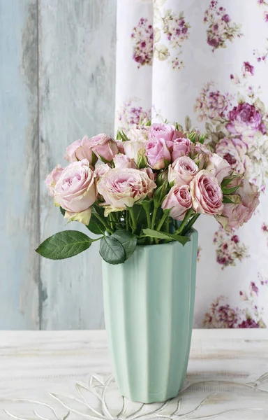 Bouquet of pink roses in ceramic vase. — Stock Photo, Image