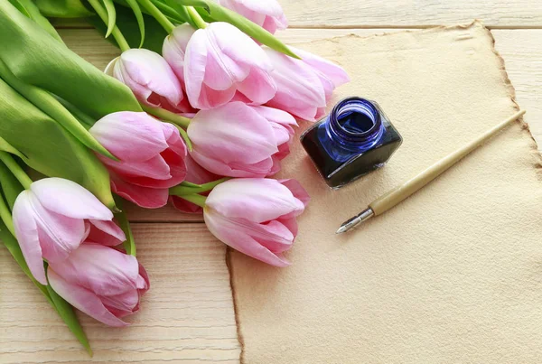 Tulipes roses, feuille de papier vintage, encrier et stylo — Photo