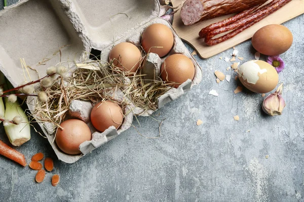 Eieren op hooi liggend op grijze stenen achtergrond — Stockfoto