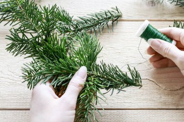 Çiçekçi iş başında: Nasıl jüt dize ve w kullanarak köknar çelenk yapmak