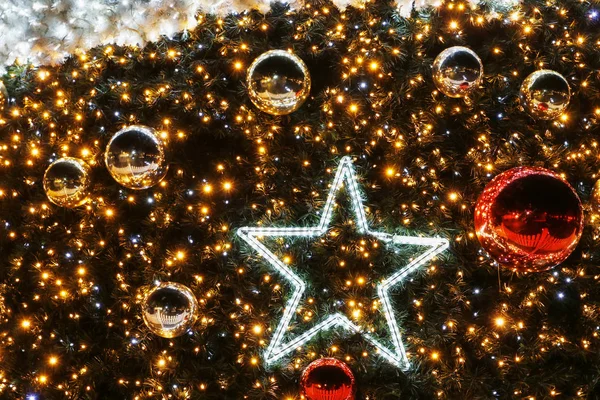 クリスマスの装飾 - クリスマスツリー上のボールや星. — ストック写真