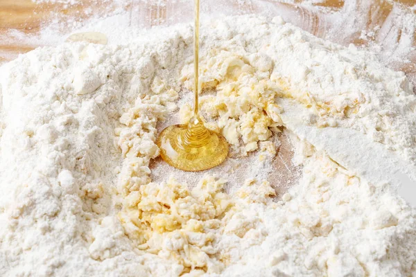 Miód, masło i mąka na drewnianej płycie do krojenia. Tworzenie ciasta. — Zdjęcie stockowe