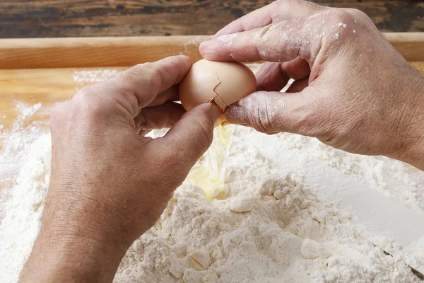 Złamanie jaj do mąki. — Zdjęcie stockowe