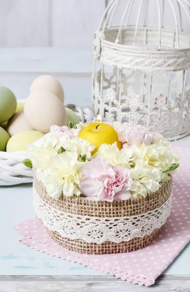 Come fare Pasqua composizione floreale con fiori di garofano e — Foto Stock