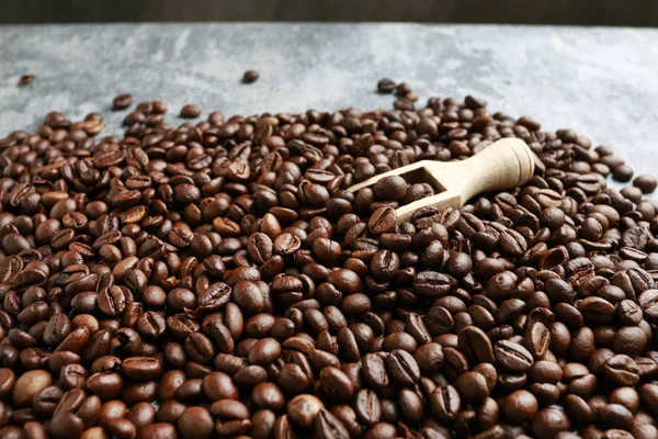 Fondo chicchi di caffè e paletta di legno . — Foto Stock