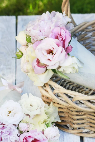 Korb mit Blumen im Garten. — Stockfoto