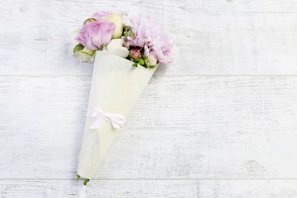 Flores rosadas en papel, cornetas florales . — Foto de Stock