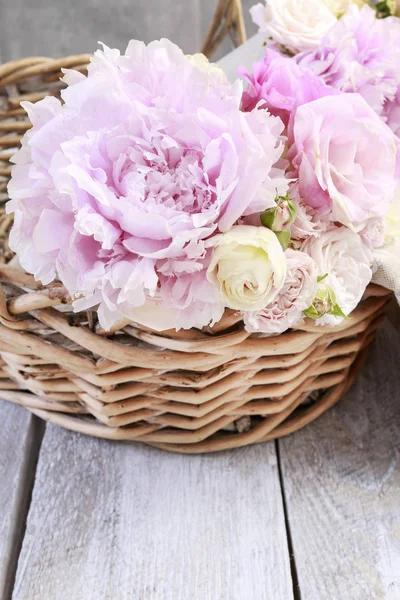 Korb mit Blumen im Garten. — Stockfoto