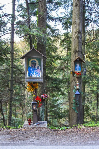 ZARABIE, POLAND - MARCH 15, 2015: Roadside chapels in Carpathian — Stock Photo, Image