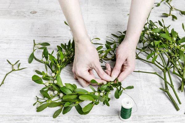 Bloemist aan het werk: Hoe maak je Maretak deur krans tutorial. — Stockfoto