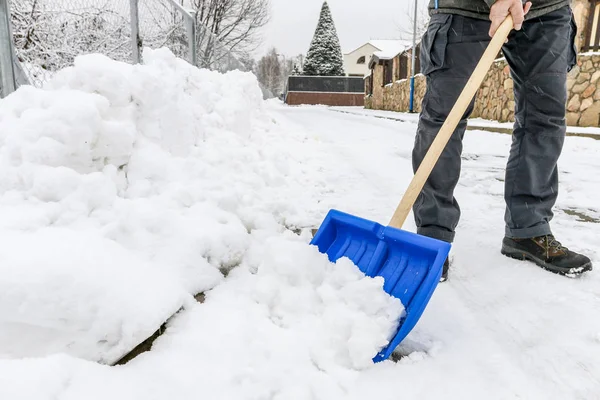 Uomo rimozione della neve dal marciapiede dopo la tempesta di neve . — Foto Stock