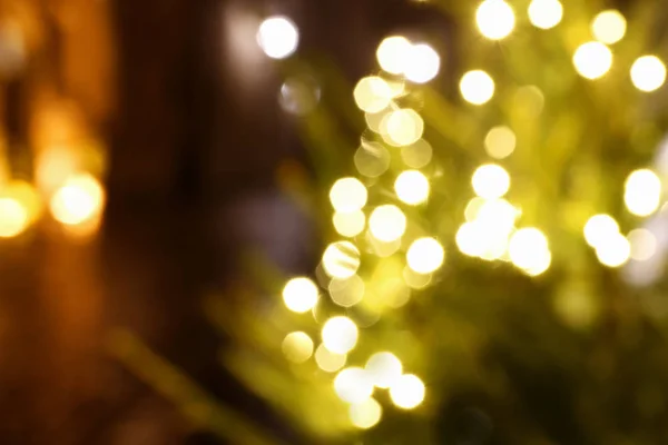 Abstract background with blurred Christmas tree on the street by — Stock Photo, Image