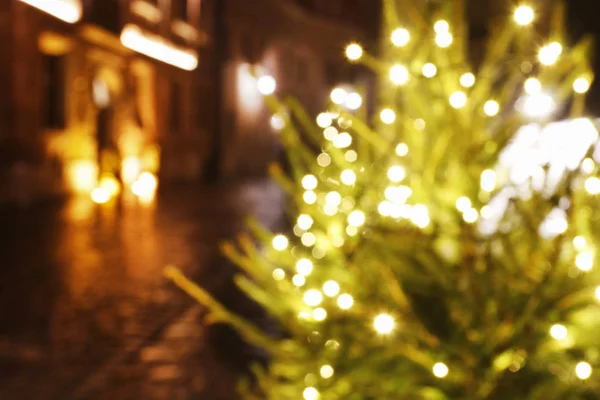 通りにぼやけたクリスマスツリーを持つ抽象的な背景 — ストック写真