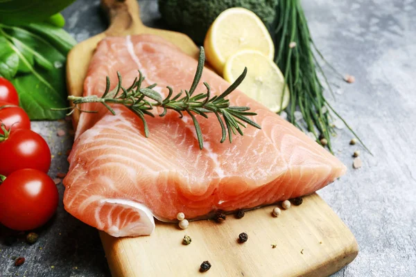 Filetto di salmone crudo e verdure colorate su backgrou di pietra grigia — Foto Stock