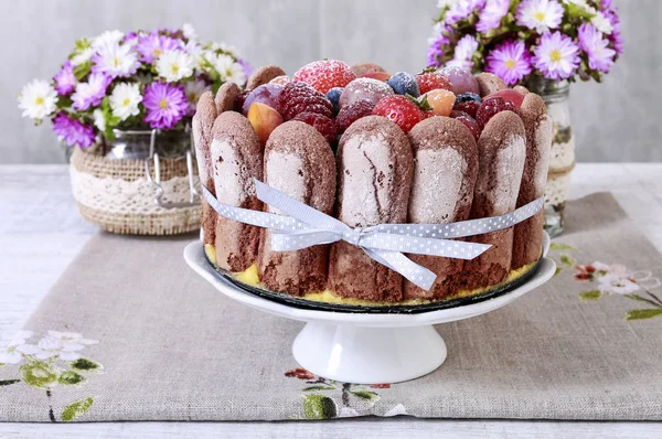 Franse charlotte taart met zomer fruit. — Stockfoto