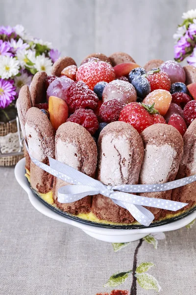 Franse charlotte taart met zomer fruit. — Stockfoto