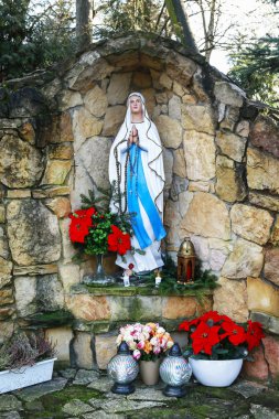 Krakow, Polonya - 24 Aralık 2017: Kutsal Meryem figürü taş va