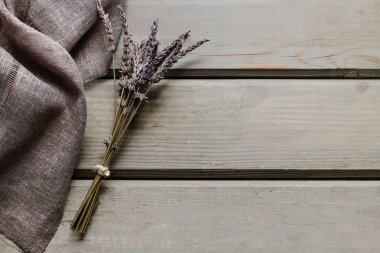 Gri ahşap arka planda lavanta demeti ve eşarp
