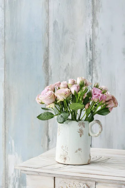 Boeket van roze rozen op blauwe houten achtergrond — Stockfoto