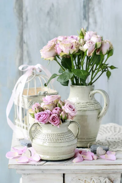 Bouquet of pink roses on blue wooden background — Stock Photo, Image