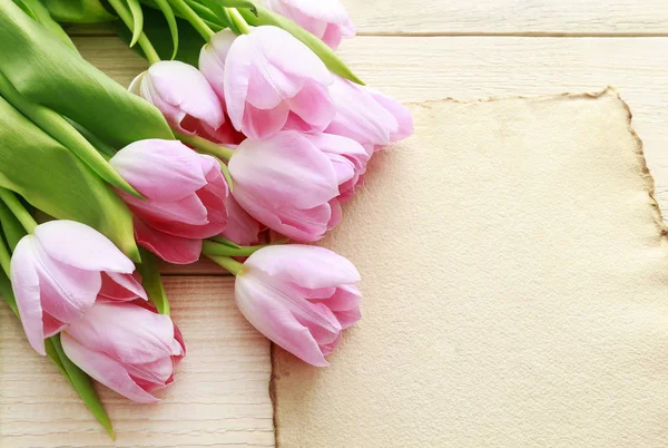 Mooie roze en witte tulpen op houten achtergrond — Stockfoto