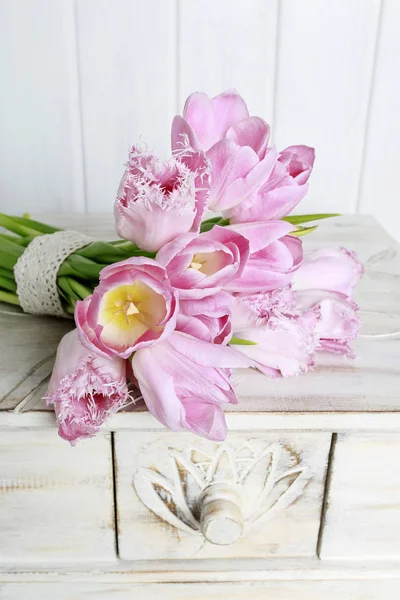 Strauß rosa Tulpen auf dem Tisch liegend. — Stockfoto