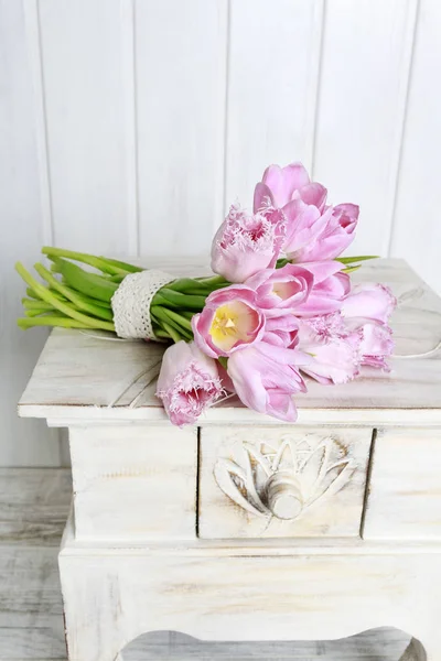 Strauß rosa Tulpen auf dem Tisch liegend. — Stockfoto