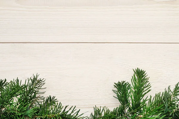 Guirnalda de abeto sobre fondo de madera — Foto de Stock