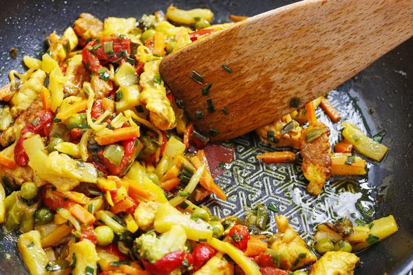 Jantar tailandês com frango e legumes . — Fotografia de Stock