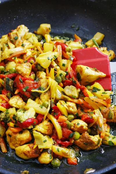 Cena tailandese con pollo e verdure . — Foto Stock