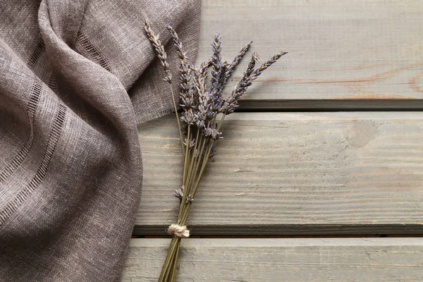 Mazzo di lavanda e sciarpa su sfondo grigio in legno — Foto Stock