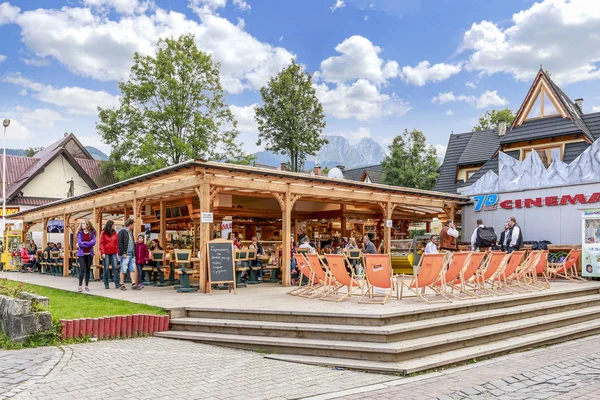 ZAKOPANE, POLAND - AUGUST 12, 2016: Street summer restaurant — Stock Photo, Image