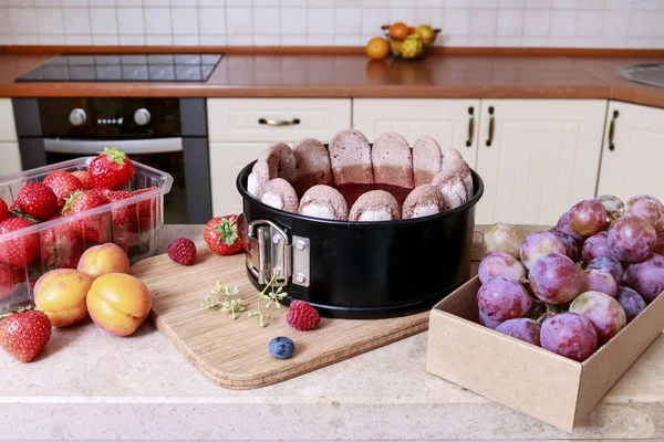 Wie man einen französischen Charlottekuchen mit Sommerfrüchten zubereitet, Anleitung. — Stockfoto
