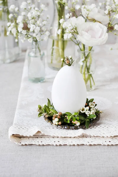 Hoe maak je Pasen krans voor ei met Buxus en chamelaucium, t — Stockfoto