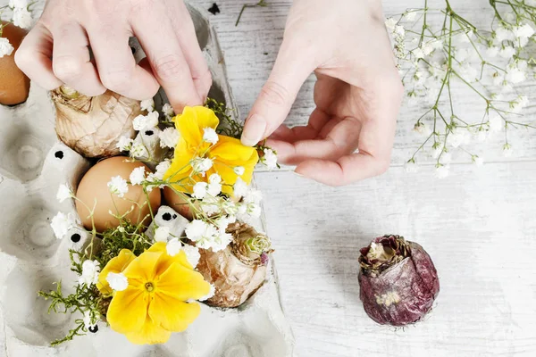 Jak zrobić proste Wielkanoc kwiatowy układ, tutorial. — Zdjęcie stockowe