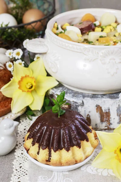 Sweet Easter cake and the sour rye soup, on the table. — Stock Photo, Image