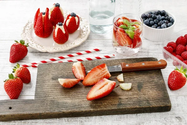 Hoe bereidt u zelfgemaakte aardbei limonade, tutorial. — Stockfoto