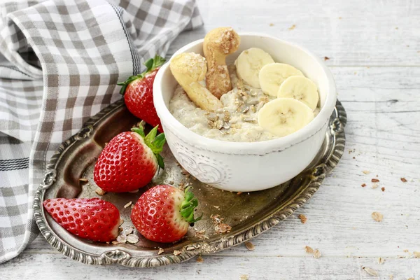 Porridge with bananas and crunchy cookies. — Stock Photo, Image