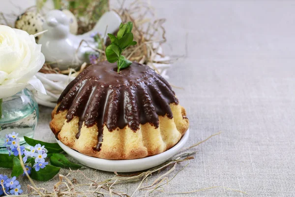 Chocolade PaaS taart op tafel. — Stockfoto