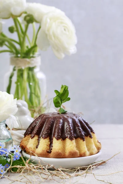 Chocolade PaaS taart op tafel. — Stockfoto