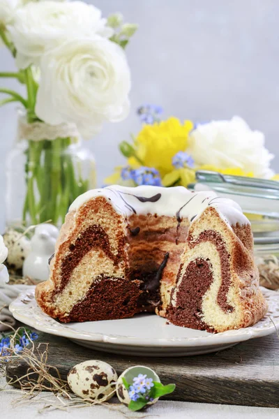 Tradycyjny tort wielkanocny z nadzieniem i wypełnieniem czekoladowym. — Zdjęcie stockowe