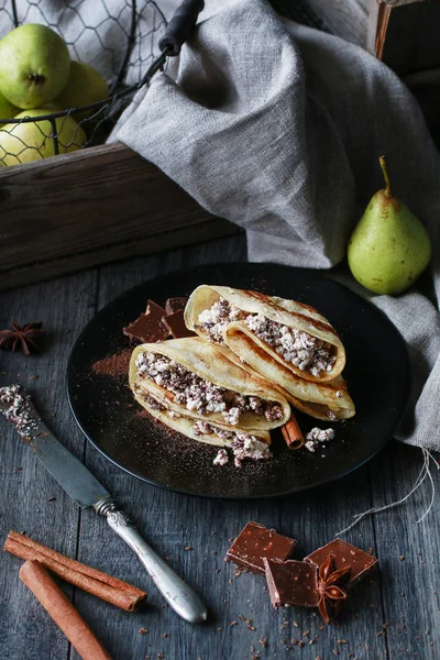 Crêpes gefüllt mit Schokolade und Quark. — Stockfoto