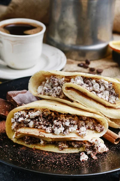 Crepes cheios de chocolate e queijo cottage . — Fotografia de Stock