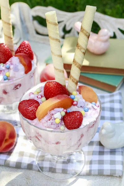 Lody deser ze świeżych truskawek, brzoskwinie i chrupiące wa — Zdjęcie stockowe